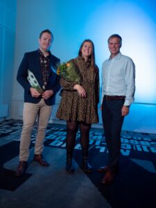 Stolte vinnere fra Ydra mottok Årets Inspirasjonspris. Fra venstre: Finn Kåre Miljeteig, Elise Jentoft og Mads Ragnar Bårdsen